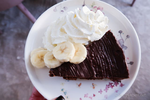 Mormors chokladkaka med valnötter och Gallianomarinerade bananer – MATPLATSEN