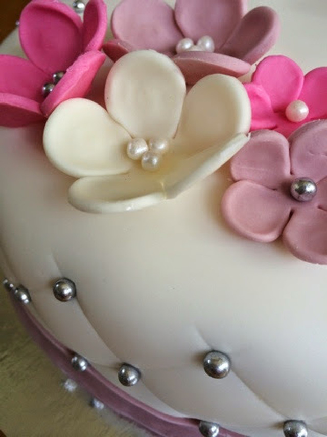 Tårta med blommor och pärlor