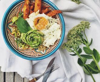 Super quinoa-sweet-potato-avocado power bowl