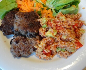 Recept: Oliv- och senapsbiffar med tomatbulgur