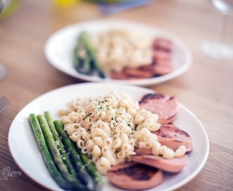 Stekt falukorv, stuvade makaroner, smörstekt sparris och vitlöksbröd.