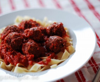 Lady & Lufsens veganska dröm: Tagliatelle med bönbollar i tomatsås