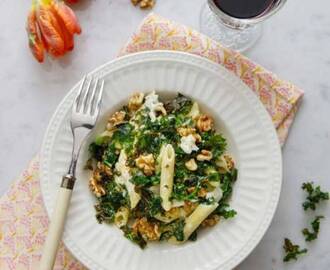 Penne med gorgonzolasås, ugnsbakad grönkål och valnötter