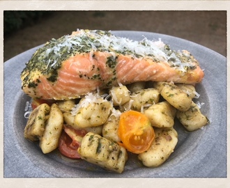 ÖRT- & PARMESANBAKAD LAXFILÉ MED SMÖRSTEKT GNOCCHI MED ÖRTOLJA OCH TOMATER