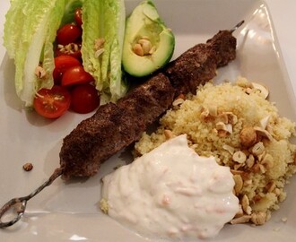 Grillade kebabspett med morotsraita