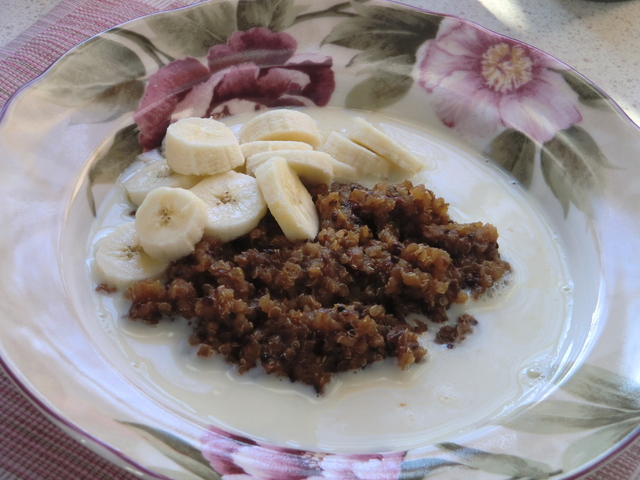 Ännu en superfrukost med plommonquinoagröt och banan