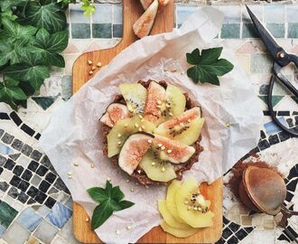 Frukost-tartelette med nyttig chockladmousse och färsk frukt