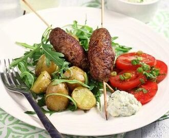 Lammfärsspett med tzatziki och tomatsallad