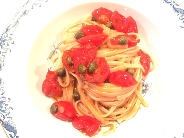 Snabb pasta med tomater, kapris & sardeller