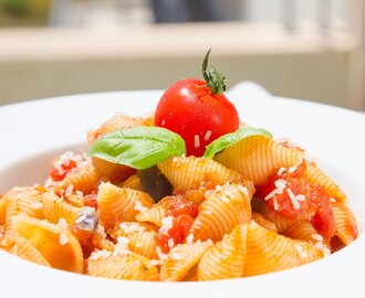 Pasta med aubergine i tomatsås