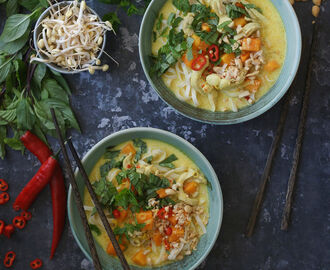 Laksa med nudlar, kokos, kyckling och sötpotatis