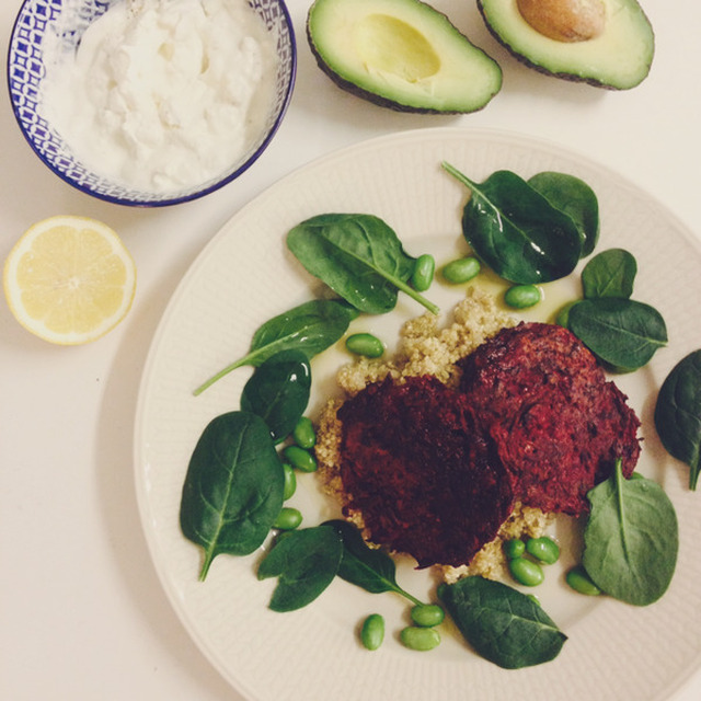 Rödbetsbiffar med quinoa och fetaostkräm.