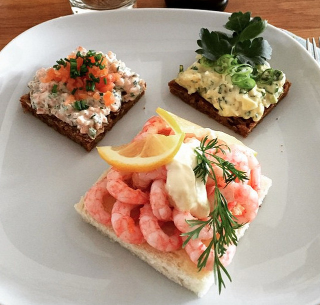 Påsk i efterskott, del 1: smørrebrød med sallad på kallrökt lax