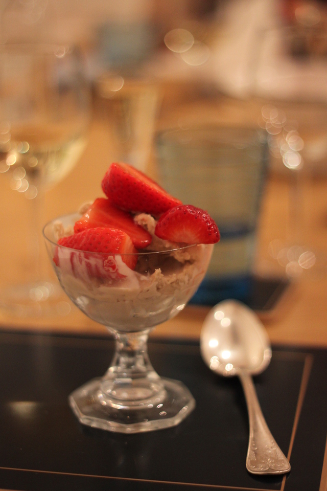 Smaskens muscovadoglass med limemarinerade jordgubbar