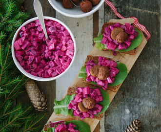 Glutenfritt julebrød med rødbetsalat og soyaboller