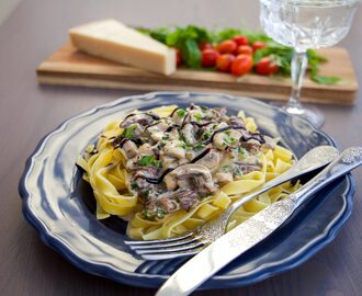 Pasta med biff och champinjoner i gräddsås