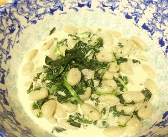 Gnocchi i spenat- och gorgonzolasås