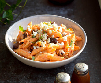 Asenkel pasta med chilisås, kalamataoliver och feta