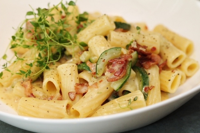 Krämig pasta - typ carbonara - med bacon, zucchini, lök & chili