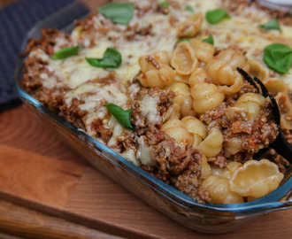 Ugnsgratinerad pasta med köttfärssås och pesto