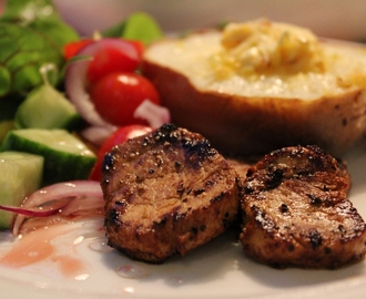 Tabasco- och whiskymarinerad fläskfilé, bakad potatis med eget kryddsmör och sallad med superenkel dressing