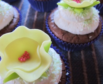Brownie cupcakes med frukt och vårblommor