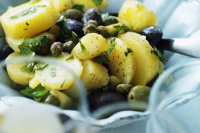 Potatissallad med kapris, oliver och persilja