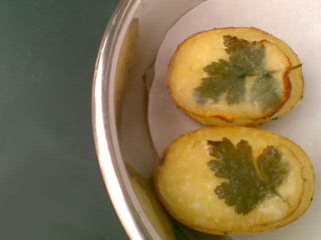 Ugnsbakade potatishalvor med persiljepynt