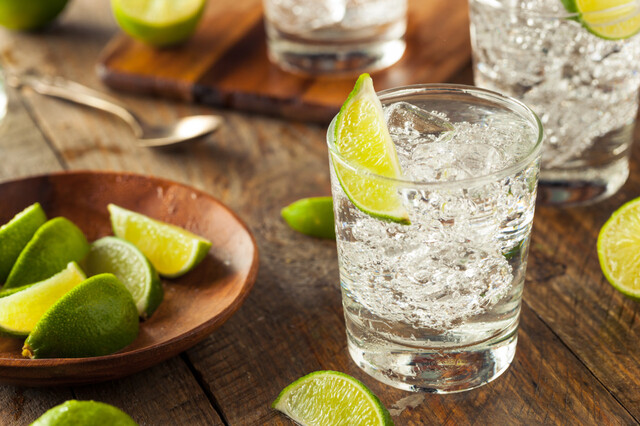 Helgens godaste drink görs på gin, fläder och lime