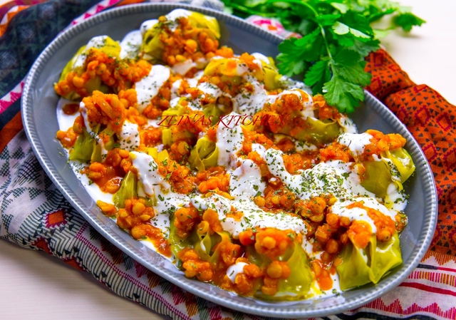 Mantu- Afghanska dumplings serverade med tomat- och yoghurtsås