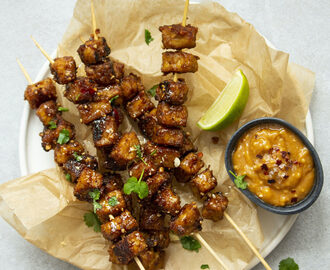 Veganska spett med tempeh och jordnötssås