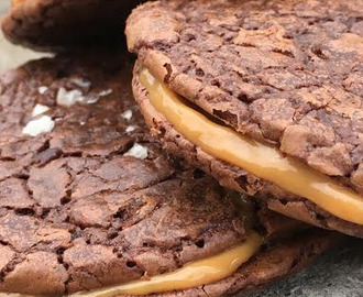 Chokladsprängda browniecookies med dulche de leche!