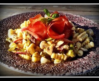 PASTA MED SPARRIS, CHAMPINJONER OCH LUFTTORKAD SKINKA