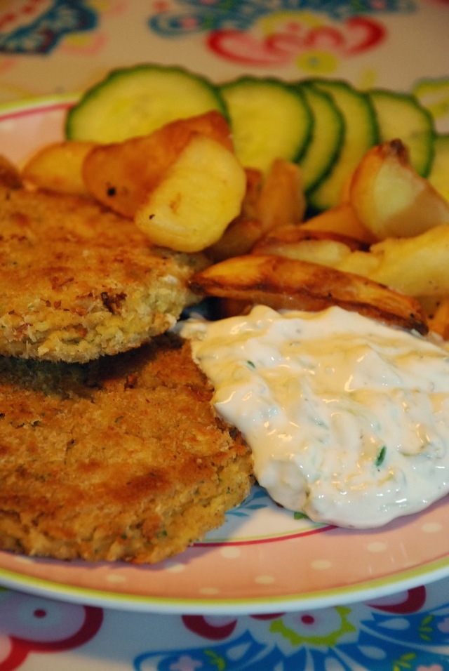 Kikärtsbiffar med tzatziki och klyftpotatis