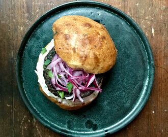 Bönburgare grekisk style, med hembakat hamburgerbröd, tsatsiki och picklad rödlök