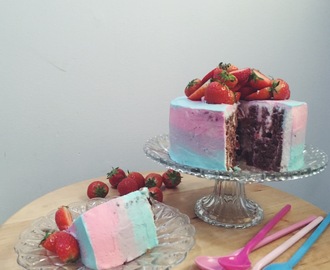 Ombre cake med jordgubbar och mascarponefrosting