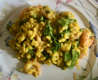 Risotto med räkor, saffran, spenat och ärtor