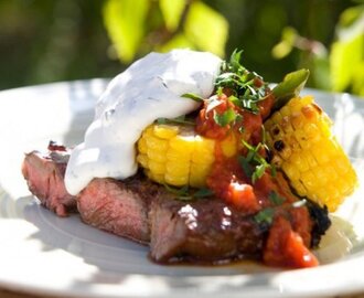 Rökig entrecote med grillad tomat- och majssallad samt örtsmaksatt crème fraiche