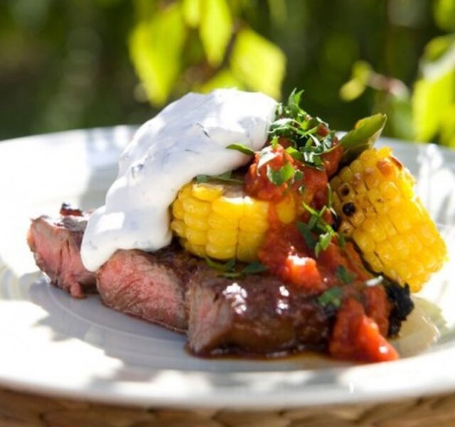 Rökig entrecote med grillad tomat- och majssallad samt örtsmaksatt crème fraiche