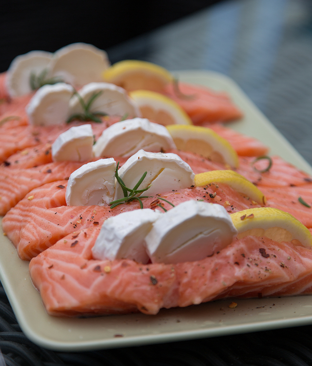 Grillad chèvrefylld lax med stekt potatis