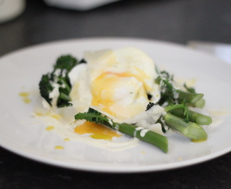 Sparrisbroccoli, pocherat ägg, dijon- och dragoncrème, parmesan