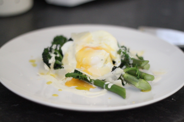 Sparrisbroccoli, pocherat ägg, dijon- och dragoncrème, parmesan