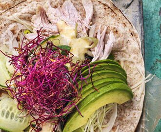 Wrap med kyckling, avokado och sesamdressing