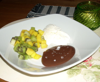 Chokladkräm med frukt och glass