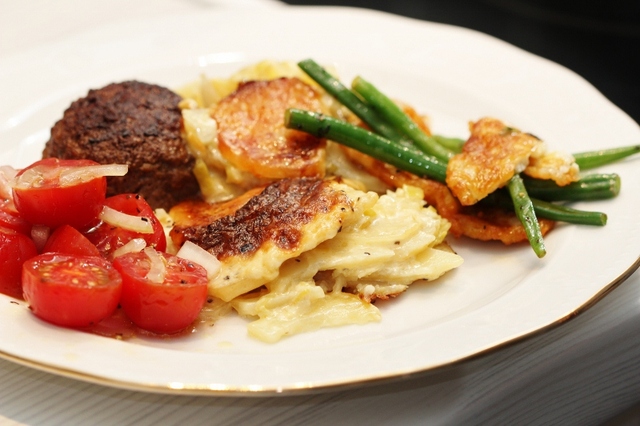 Parmesanbiffar, potatisgratäng, två grönsakstillbehör och bortglömt citron- och vitlökssmör