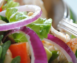 Kycklingsallad med cashewnötter, vindruvor & fetaost