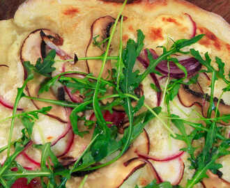 Pizza bianco med portabello, mozzarella och rödlök