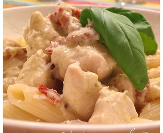 Kycklingpasta med pesto och soltorkade tomater