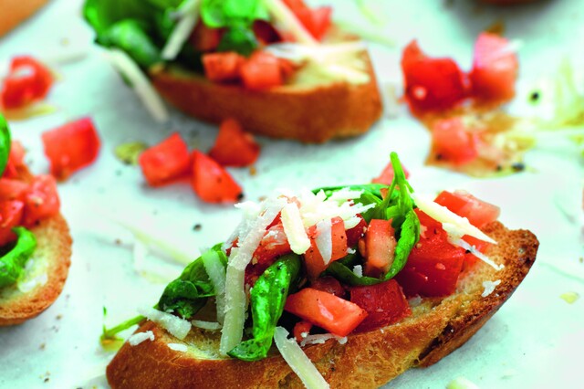 Bruschetta med tomat, basilika och parmesan