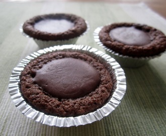 Kladdiga chokladmuffins med chokladkräm